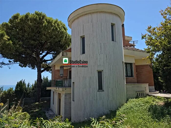 Casa con 8 locali in vendita in Via Firenze, Grottammare