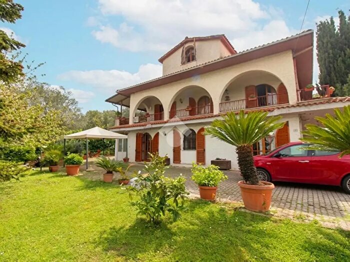 Casa con 12 locali in vendita in Contrada San Salvatore, Roseto Degli Abruzzi