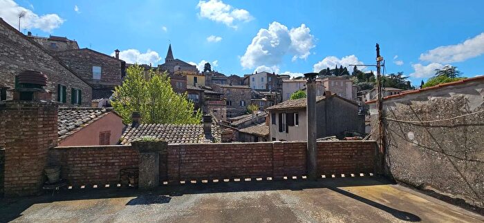 Appartamento con 6 locali in vendita in Via Morandi, Todi