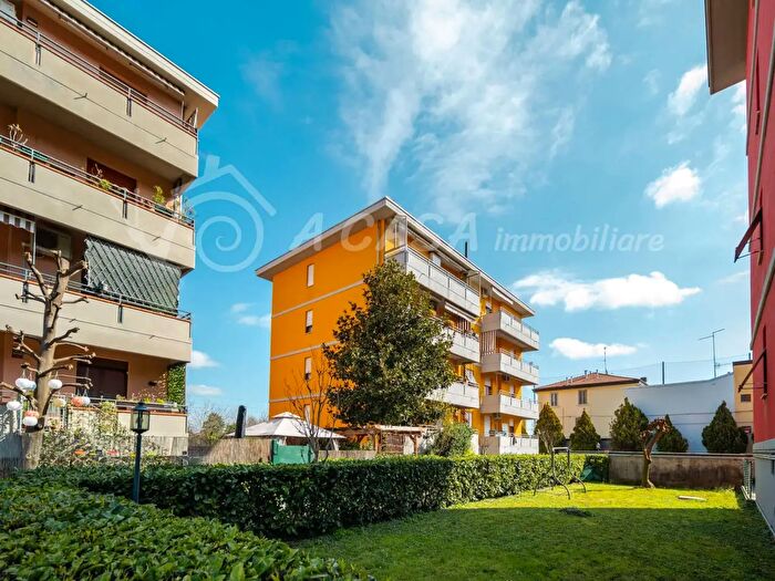 Appartamento trilocale in vendita in Via Parigi, Parma