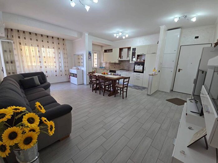 Appartamento trilocale in affitto in Via Caprera, Catanzaro Lido, Catanzaro