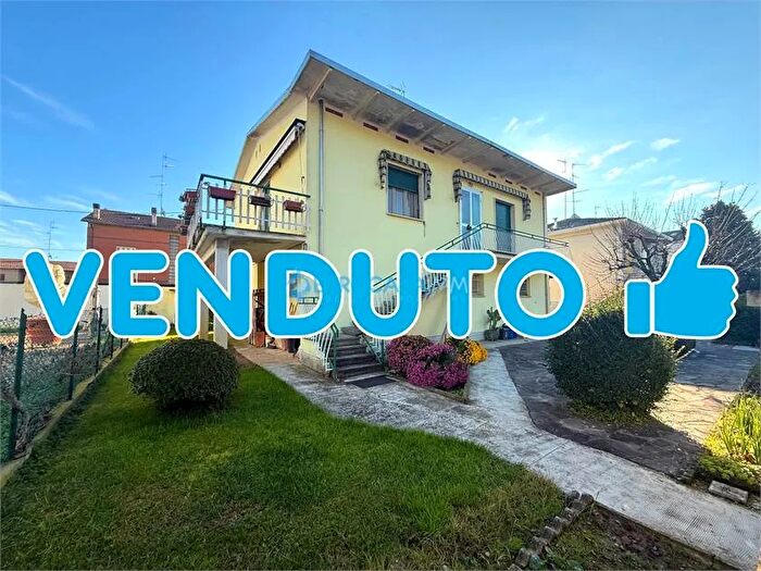 Casa con 6 locali in vendita in Via Mazzini Fabbrico Re, Fabbrico