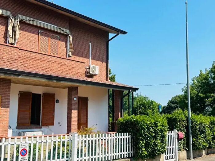 Casa quadrilocale in vendita in Via Martiri della Bettola, Reggio nell'Emilia
