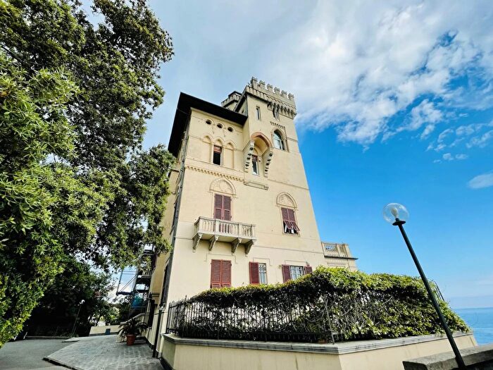 Appartamento trilocale in vendita in Via Maggio a Genova, Genova