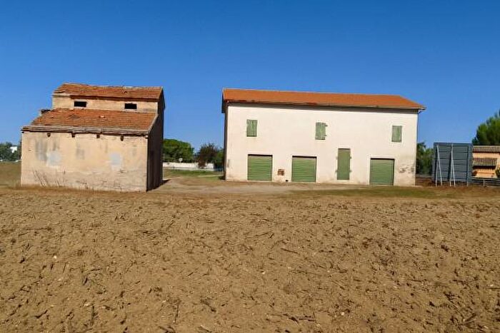 Casa con 6 locali in vendita in Jesi