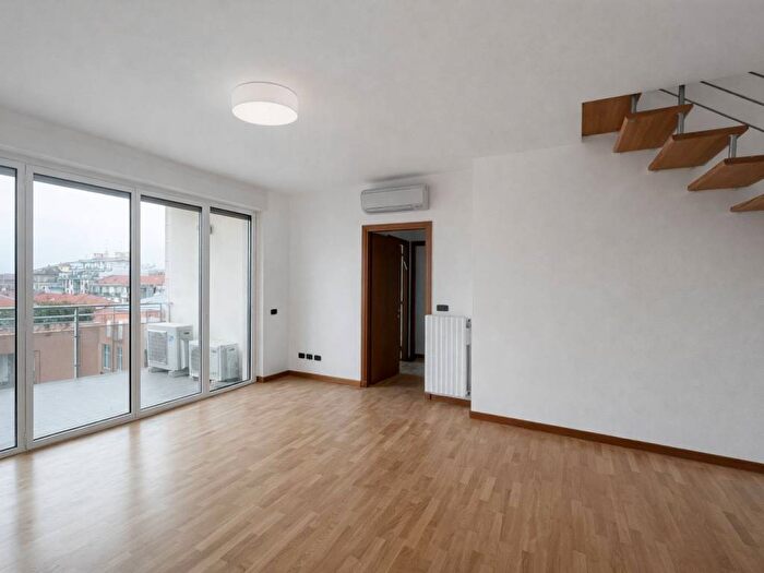 Appartamento con 6 locali in affitto in Via Tommaso Gulli, Piazzale Siena, Milano