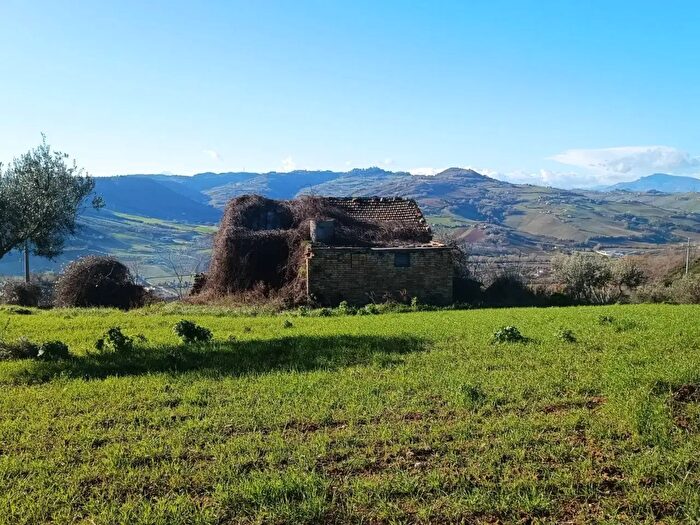 Casa con 7 locali in vendita in Contrada San Pietro, Massignano