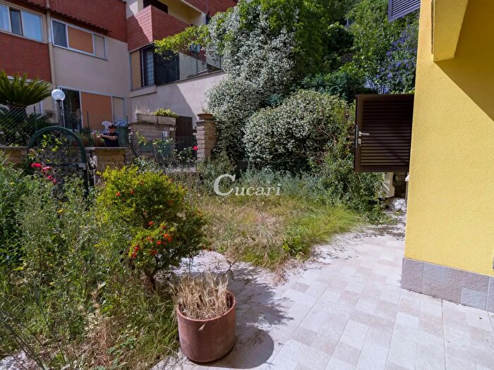 Casa con 5 locali in affitto in Viale dei Cronisti, Monte Porzio Catone