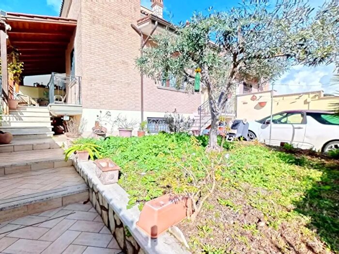 Casa quadrilocale in vendita in Via Brunello, Roma