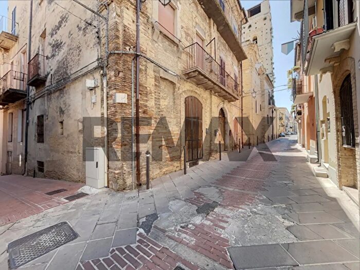 Appartamento con 8 locali in vendita in Via Giuseppe Garibaldi, Lanciano