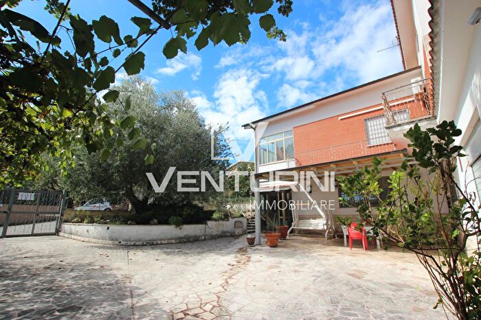 Casa con 7 locali in vendita in Via Entratico, Roma