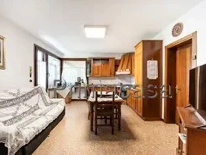 Casa con 6 locali in vendita in Via Fornasa, Veronella