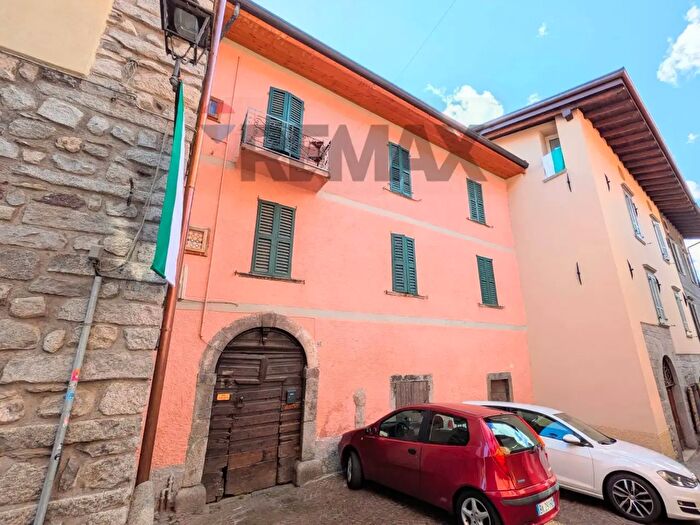 Casa quadrilocale in vendita in Via Contrinzio, Bienno