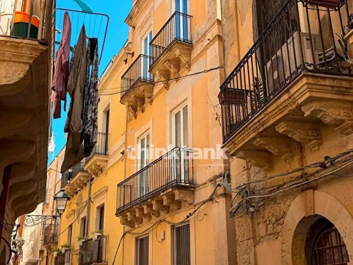 Casa con 9 locali in vendita in Via Vincenzo Mirabella, Siracusa