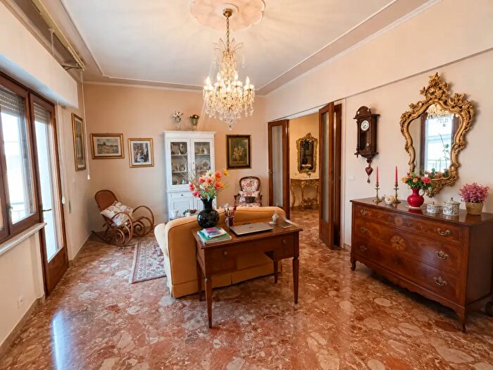 Appartamento con 6 locali in vendita in Lucca