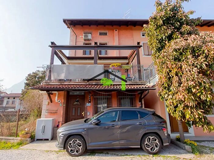 Appartamento con 6 locali in vendita in Piazza Cavour, Maniago