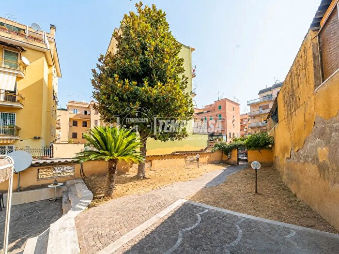 Appartamento trilocale in vendita in Via delle Fresie, Roma