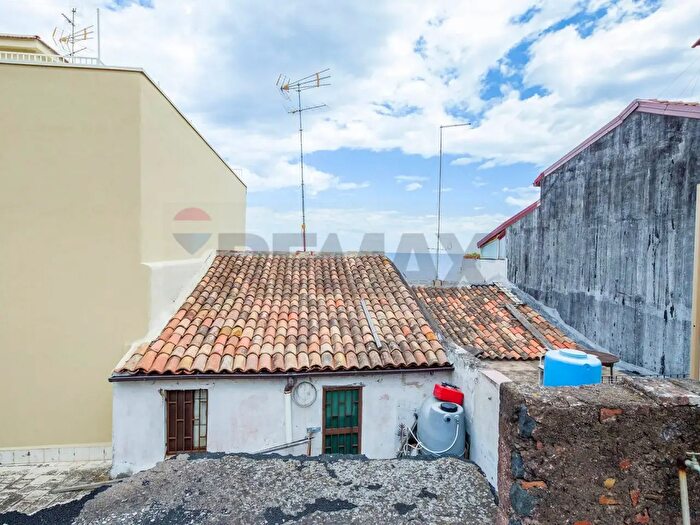 Casa trilocale in vendita in Via Provinciale, Aci Castello