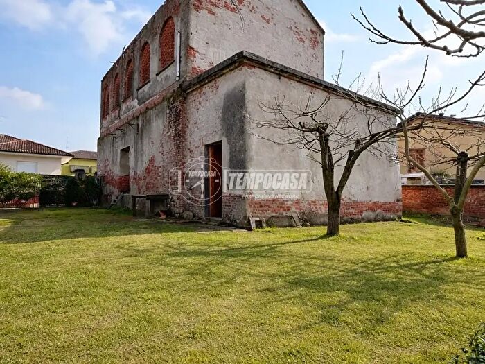 Casa con 5 locali in vendita in Casaleggio Novara