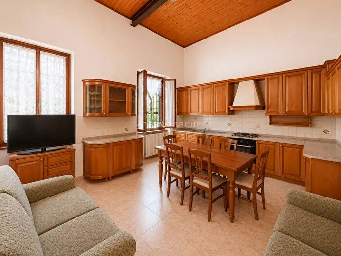 Appartamento con 6 locali in vendita in Villasanta