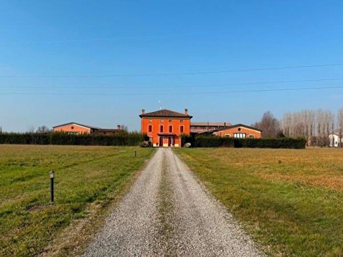 Casa con 6 locali in vendita in Strada Baccelliera, Modena