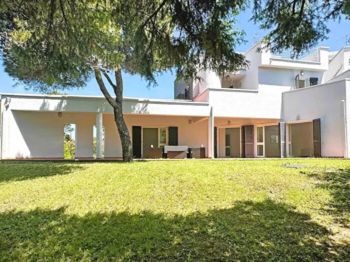 Casa con 9 locali in vendita in Rosignano Marittimo