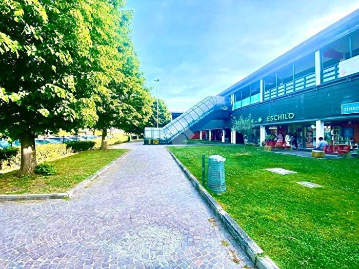 Appartamento trilocale in affitto in Via Eschilo, Axa, Roma