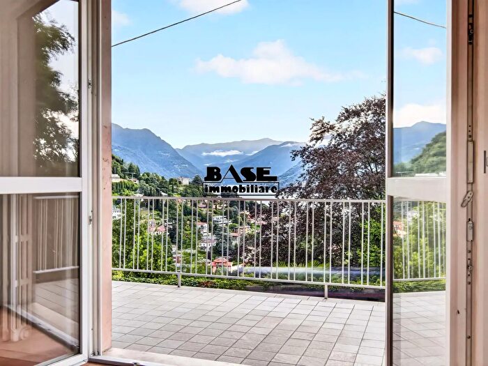 Appartamento trilocale in vendita in Via per San Fermo b, Como