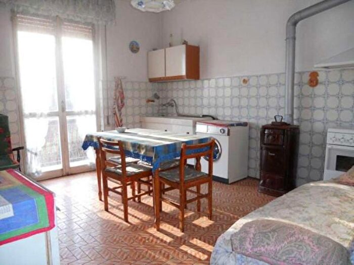 Appartamento con 5 locali in vendita in Via Neirone, Neirone
