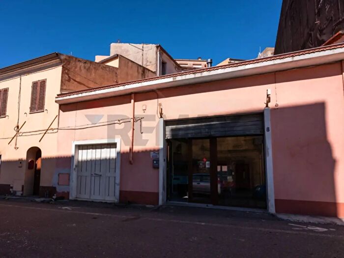 Casa con 9 locali in vendita in Via Roma, Osilo