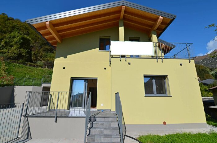 Appartamento trilocale in vendita in Via Valsassina, Lecco
