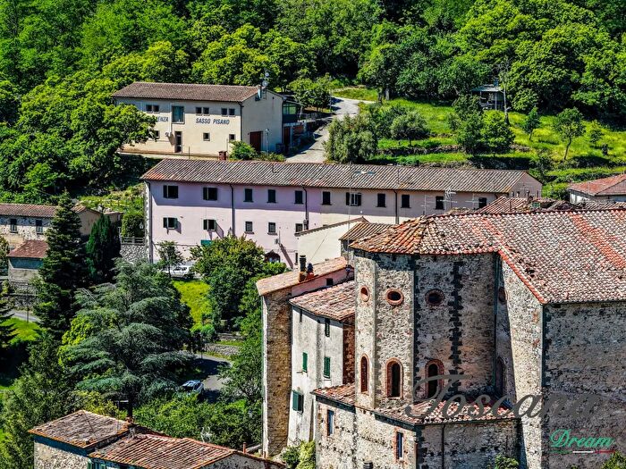 Appartamento con 16 locali in vendita in Via Cavour, Castelnuovo di Val di Cecina
