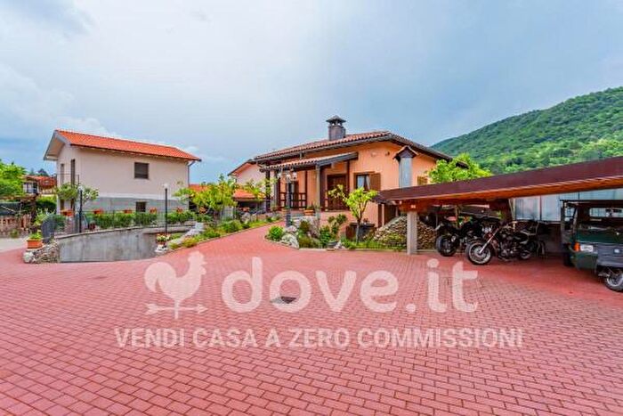 Casa quadrilocale in vendita in Viale delle Rimembranze, Marchirolo