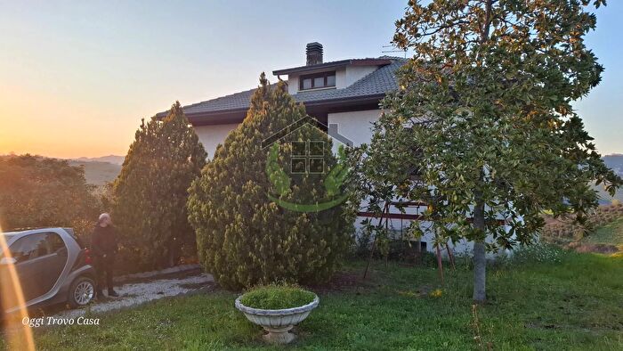 Casa con 9 locali in vendita in Contrada Crocifisso, Castignano