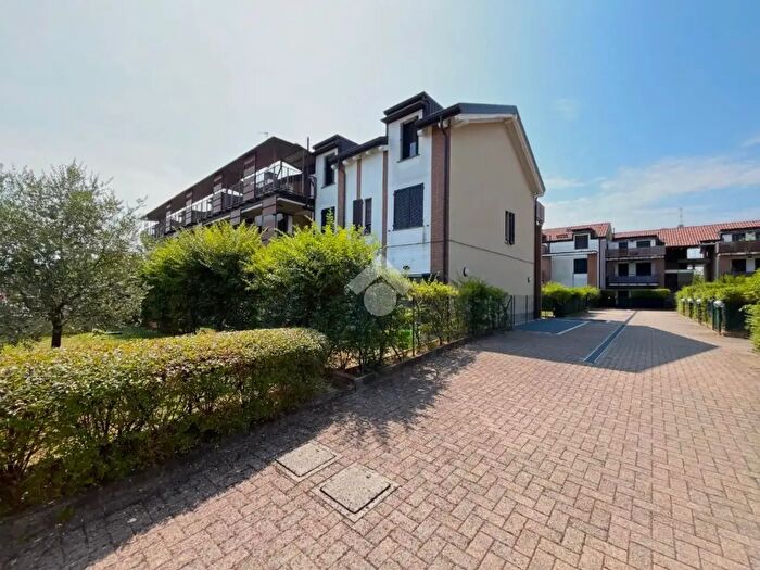 Appartamento trilocale in vendita in Via Vincenzo Monti, Lesmo