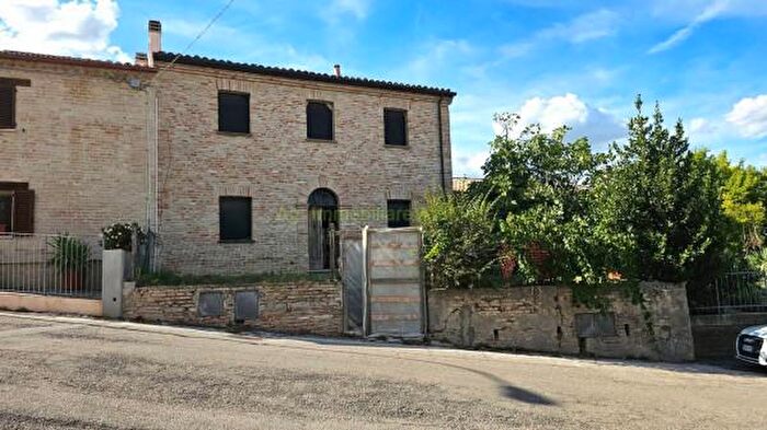 Casa con 6 locali in vendita in Via Don Luigi Sturzo, Terre Roveresche