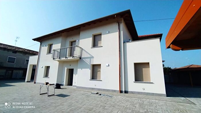 Appartamento trilocale in vendita in Via Antonio Locatelli, Bariano