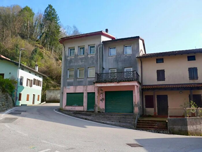Casa con 6 locali in vendita in Castelnovo Del Friuli