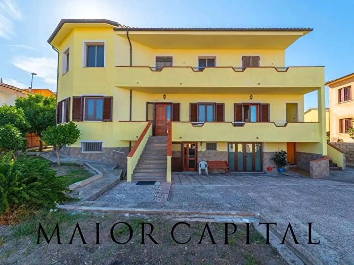 Casa con 15 locali in vendita in Oschiri