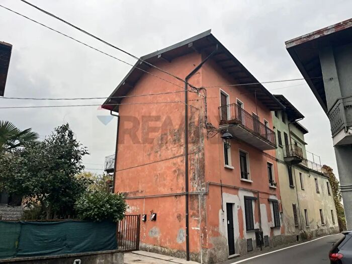 Appartamento trilocale in vendita in Via Roma, Dormelletto