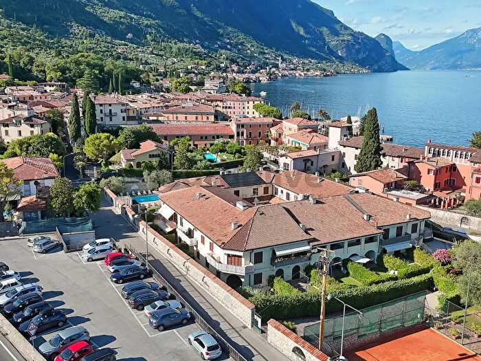 Appartamento trilocale in vendita in Via Alessandro Bettoni, Gargnano