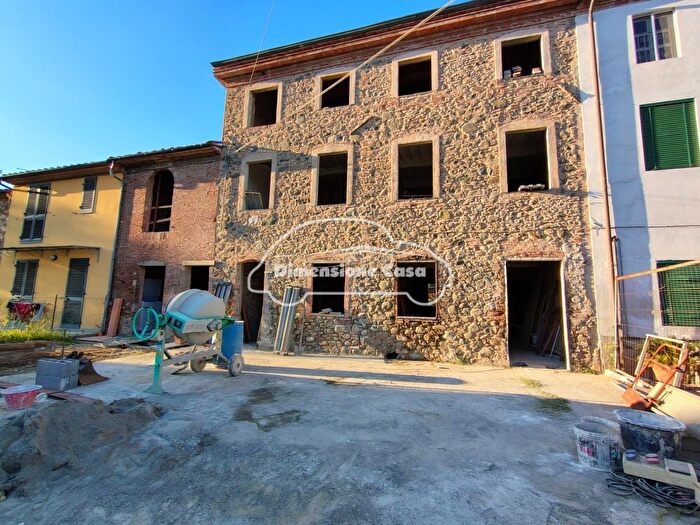 Casa quadrilocale in vendita in Ia Stradone di Camigliano, Capannori