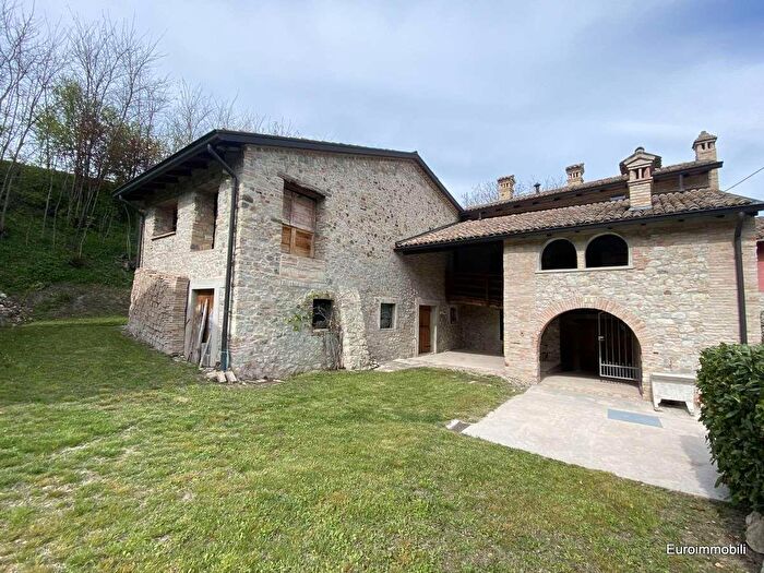 Casa con 10 locali in vendita in Guardasone, Traversetolo