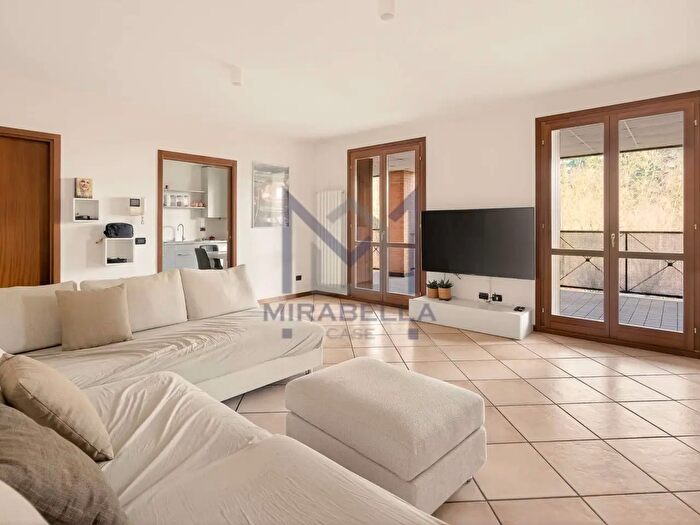 Appartamento trilocale in vendita in Como, Mariano Comense