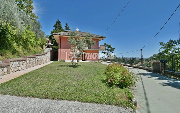 Casa con 5 locali in vendita in Viale Genova, Folignano