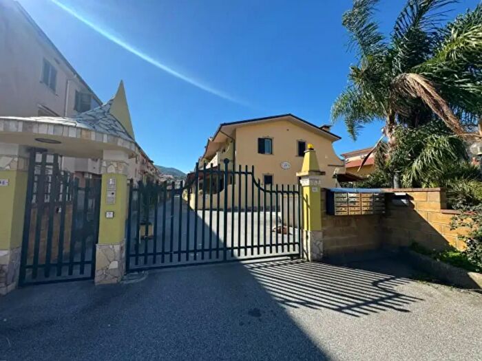 Casa con 6 locali in vendita in Via Gaspare Amodeo, Oliveri