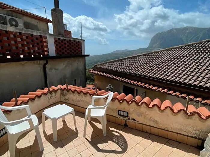 Casa trilocale in vendita in Via Rupe Tarpea, Roccagloriosa