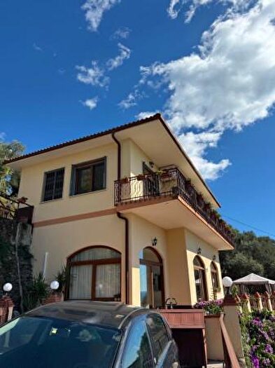 Casa quadrilocale in vendita in Via Dino Berisso, Cogorno