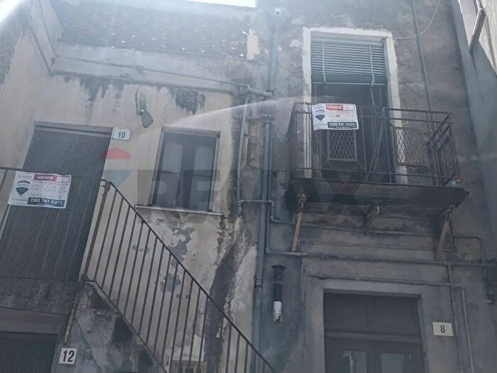Casa con 7 locali in vendita in Via Grazia Deledda, Bronte