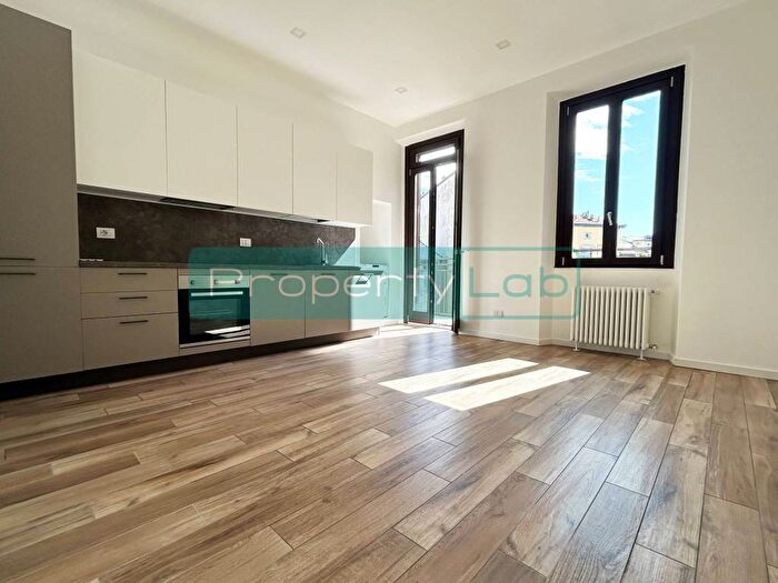 Appartamento quadrilocale in affitto in Via Bartolomeo Eustachi, Morgagni, Milano